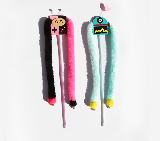 EYS Handmade Robot Design Lightweight Teaser Wand Cat Toy with Plush Tails, Bells, & Heart Topper, 2 count