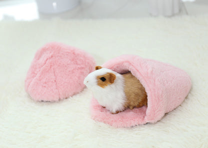 Pet Mat is a cozy and comfortable bedding option for small pets like hamsters, hedgehogs, chinchillas, and rabbits. I